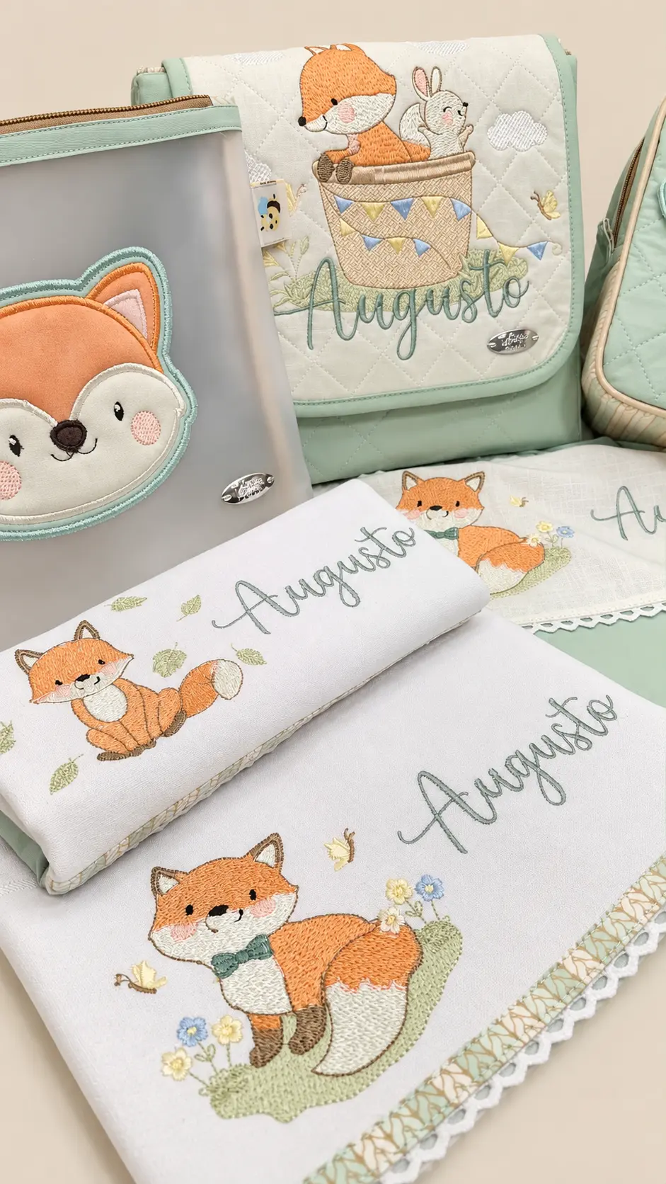 Conjunto de enxoval com bolsas e fraldas bordadas com raposinha e o nome Augusto