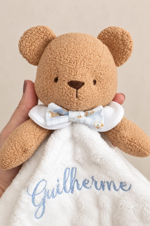 Naninha de urso em pelúcia com o nome Guilherme bordado em azul
