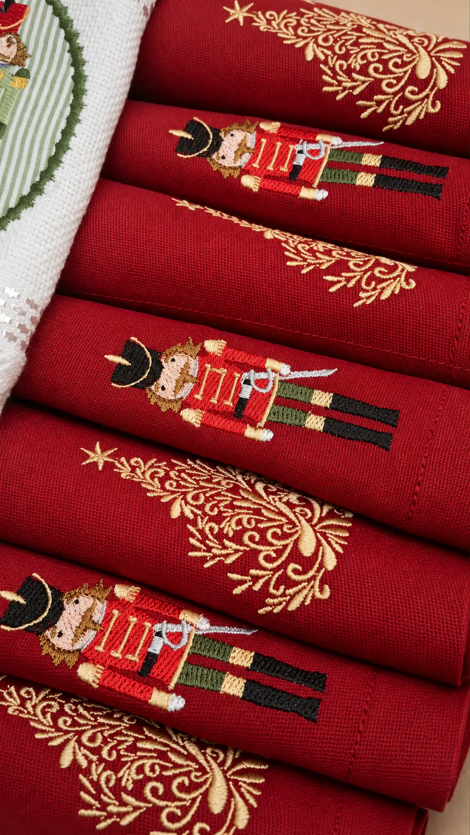 Toalhas vermelhas de Natal bordadas com soldadinhos quebra-nozes e arabescos dourados